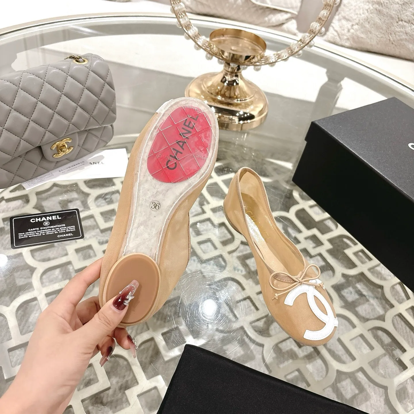 👟👟Ex-factory price 520👟👟 Mesh [purchase-level quality] CHANEL Xiaoxiang 25/A new summer bow-tie shoes 💃 This pair of "dancing shoes" is really breathtakingly beautiful! Made of cowhide fabric + exquisite electric embroidery, every detail exudes a sense of high-end ~ classic bow design, Italian genuine leather sole, comfortable and elegant on the feet, a perfect must-have for fairies!  🌟 All counters are from the same source! All materials are customized according to the original 1:1, and are developed and patterned from genuine products. The quality is absolutely assured ~ a classic that must be bought every year, a versatile artifact that looks great whether paired with skirts or jeans!  💖 The perfect finishing touch for summer outfits, sisters, just do it! 👉 Fabric: Imported sheepskin Lining: Imported sheepskin Outsole: Private molded outsole Size: 35-40